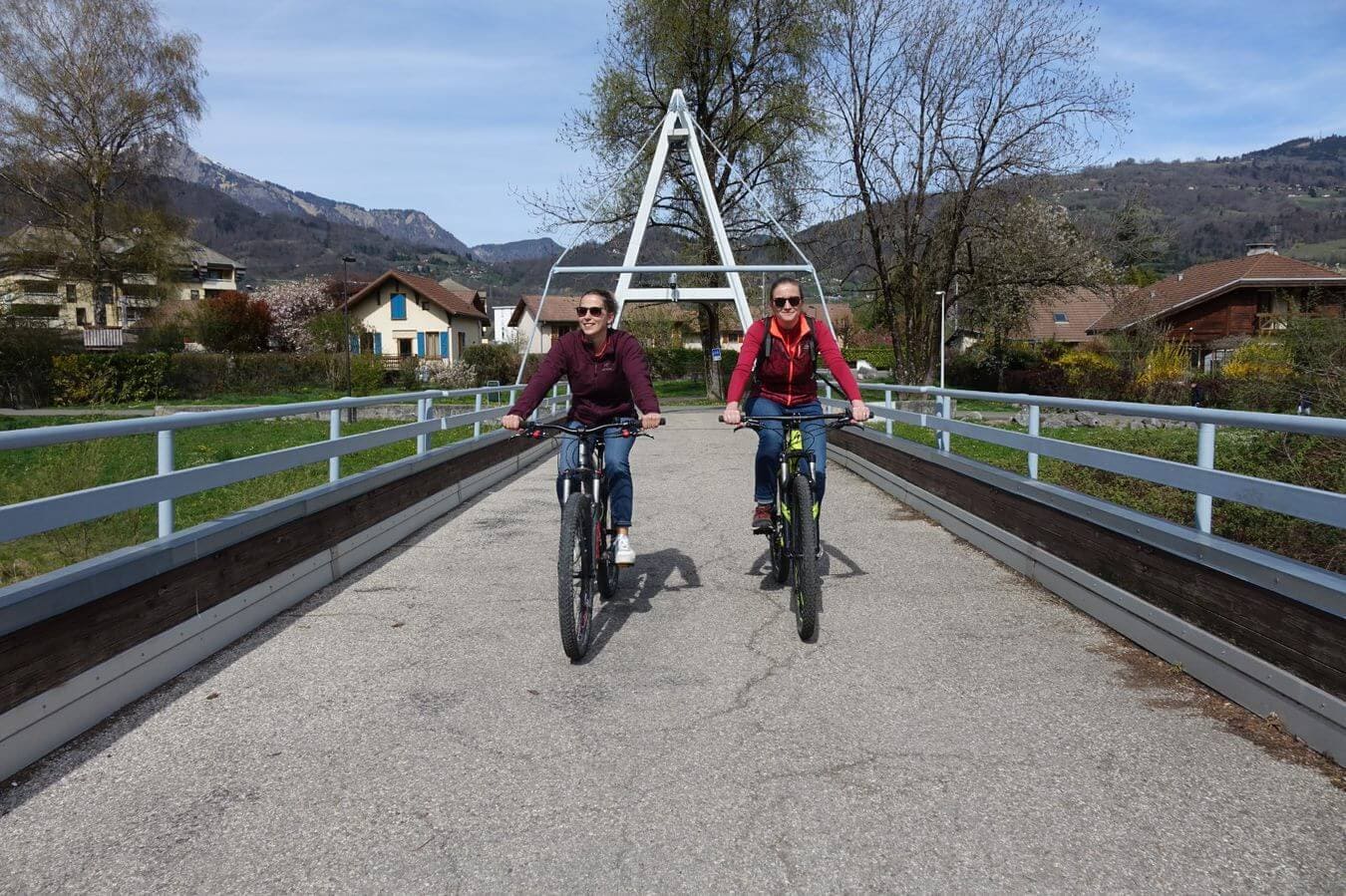 Deux cyclistes se baladant à Cluses